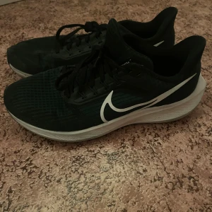 Nike skor - Hej! Säljer dessa Nike zoom Pegasus träningskorna eftersom att de inte används. Skorna är köpta på sportamore förra året och har används flitigt i ca 3 månader. Köpte skorna för 1399kr och säljer för 200 inkl frakt. Orginalbox medföljer ej❌