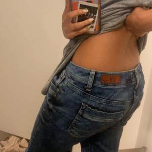 Blåa Lågmidjade ltb jeans, pris kan diskuteras, kolla alla bilder för mer information 💞