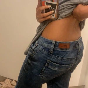 Lågmidjade Ltb jeans - Blåa Lågmidjade ltb jeans, pris kan diskuteras, kolla alla bilder för mer information 💞