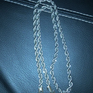 Silver kedja helt ny - Hej säljer en helt ny halsband den väger bra och dene tjock jätte fräsch t sommaren och passar t allt😍