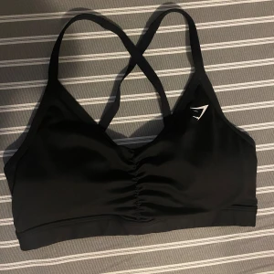 Gymshark Sporttopp - Träningsbh från gymshark i storlek S. Sparsamt använd så är i väldigt bra skick! Uttagbar vaddering, nypris 349kr, säljer för 150kr💗