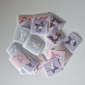 Random 11st Sanrio Klistermärke - Du får *11 slumpmässig** klistermärke av Kuromi, Cinnamoroll och My Melody!