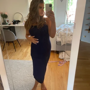 Marin blå klänning - En marinblå  tight klänning från Zalando 