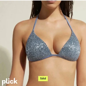 Bikinitopp - Glittrig ljusblå bikinitopp från Calzedonia. Köpt här på men säljer då den inte passar mig🤍