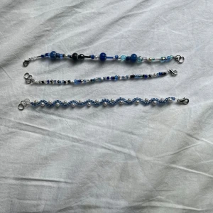 Armband - Pärlarmband säljs 1 för 25kreller alla för 60kr. Våg armbandet längst ner säljs för 30 kr. Pris kan diskuteras och du kan få det för billigare om du köper till andra armband på min sida!!