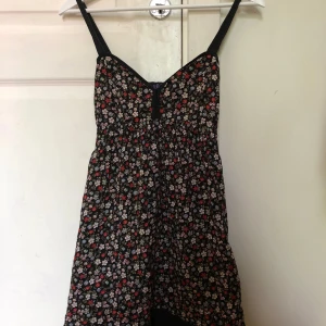 Sommar klänning  - Söt blommig sommarklänning i storlek S. Lite mindre i storleken så passar  även XS bra! Frakt ingår inte i de satta priset, går även bra att diskutera pris med mig samt ställa frågor 💖💖💖