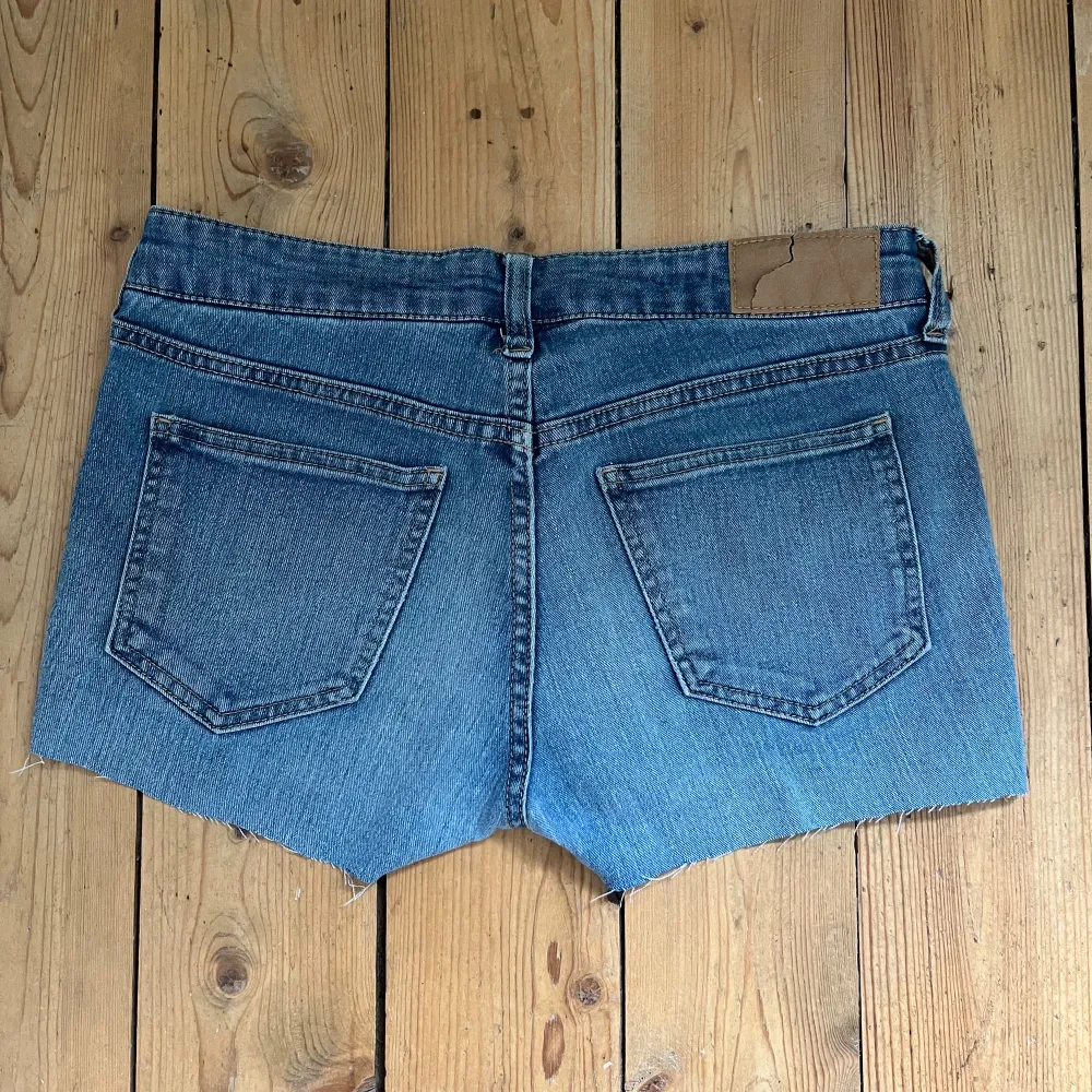 bra skick, köpta från hm på 00 talet klippta till shorts från jeans! säljer pga att dom it passar!!. Shorts.