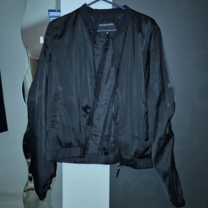 Bomberjacka - En svart bomber jacka