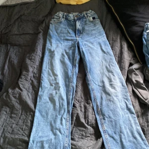 Jeans - Passar inte mig därför jag vill sälja de, har haft de ugefär 1 vecka. Köpte de för 400