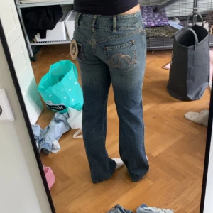 Lågmidjade jeans  - Ett par super fina lågmidjade jeans från soulsister som tyvärr är försmå, oanvända och lappen är kvar, skriv för mått