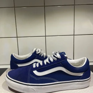 Vans - Säljer dessa marinblåa vans i storlek 44. De är använd typ 2 gånger och är i nyskick. 