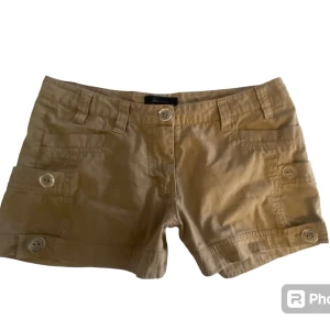 Superfina lågmidjade cargoshorts💋 - Supersnygga lågmidjade cargoshorts med en massa snygga detaljer, bland annat fickorna.🫶jag köpte de på Vinted men de var inte använda, efter att jag fick dem har jag ändrat provat dem så de är i mycket bra kvalitet.Skriv vid fler frågor eller bilder💋