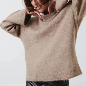 Stickad tröja gina - Så fin slutsåld och populär stickad tröja från Gina Tricot, storlek M men sitter fint oversized på mig som vanligtvis bär S, beror också på hur man vill att den ska sitta, kom privat för fler frågor och bilder💕💕