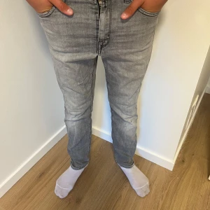 Replay jeans  - Riktigt fetta Replay jeans säljer dem för att dem är för små för mig, bra skick bara ett litet håll på knät men går att fixa, skulle säga att dem passar 11-12 år asså ungefär 160 -165, ny pris 799kr  köparen står för frakten kom privat för frågor👍🏻