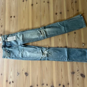 Jeans  - Jeans med slitna knän och slits vid båda fötterna (aldrig använda, prislapp kvar) 