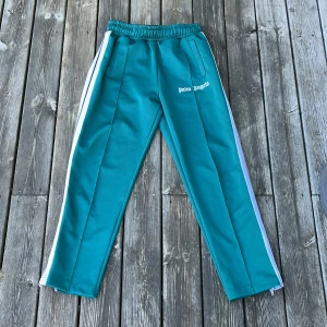 Palm Angels Byxor - Säljer ett par Palm Angels byxor, endast använda ett få antal gånger. Säljes pga jag inte använder de längre. Inte original! Storlek: M Skick: 9.5/10