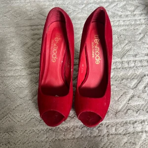 Röda pumps - Jätte snygga röda klackar. Köpt på loppis för något år sedan för 65kr. Aldrig använda då förstora.