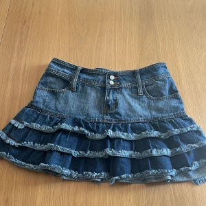 Supersnygg jeanskjol med volanger😍 - Säljer min skitsnygga jeanskjol med volanger eftersom att den tyvärr är för stor för mig. Den är fint skick och nästan aldrig använd, tveka inte på att ställa frågor! Skulle säga att den passar en S