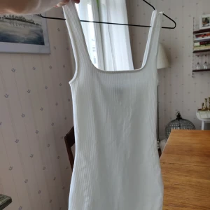 Klänning Gina tricot - Klänning i tight midilängd från Gina Tricot i storlek xxs, passar även xs. Vit och felfritt skick! 