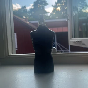 Jean paul gaultier le male le parfum  - Säljer denna parfym då jag har fått en ny som jag gillar mer och är perfekt till hösten och vintern. Ordinarie pris 900
