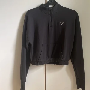 Svart Gymshark överdel - Använd några gånger. Har blivit lite nopprig men inget som direkt syns. Priset går att diskutera.