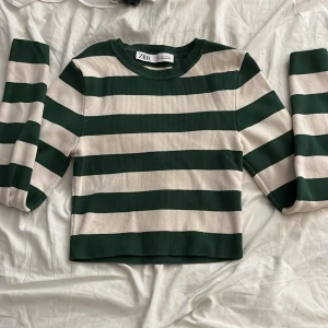 Randig tröja - Randig vitgrön tröja från zara, använd men fläckfri utan defekter. Storlek S men skulle nog säga att den passar XS också. 🤗