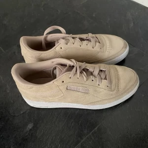 Reebok sneakers  - Reebok stl 37, obetydligt använda. 