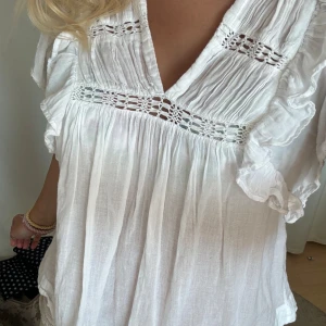 Blus - Vit blus ifrån neo noir i super bra skick. Jag köpte den på Åhléns för 599kr. Säljer för 400kr+frakt💖