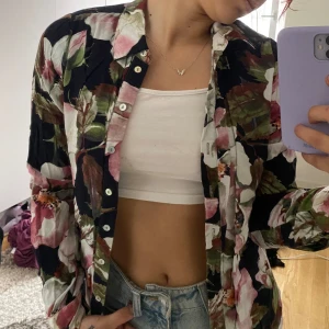 Flower Blouse skjorta  - Pris kan prutas. Jag är 160cm för referens.