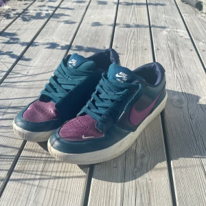 Nike sb dunk low force 58 - Sb dunks i storlek eu 40. Väldigt bra skick.  Pris kan diskuteras