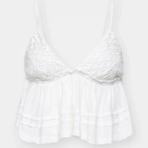 Vit Urban Outfitters Topp  - Detta är en helt ny & aldrig använd Urban Outfitters topp som jag säljer då den inte kommer till användning❤️Orginal priset var 519kr men säljer för 300kr❤️  Den är i storlek XSS❤️ Bor i Stockholm så det är mycket enkelt med posten❤️