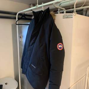 Säljer denna fina Canada goose jacka för ett billigt pris 🔥🔥Jackan är använd några gnr och därmed är Jackan i mycket God skick ✅ Skulle kunna gå ner lite i pris vid snabb affär, Kan leverans ✅🤙