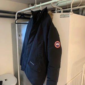 Canada Goose Jacka  - Säljer denna fina Canada goose jacka för ett billigt pris 🔥🔥Jackan är använd några gnr och därmed är Jackan i mycket God skick ✅ Skulle kunna gå ner lite i pris vid snabb affär, Kan leverans ✅🤙