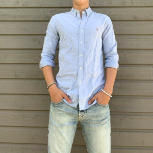 Ralph Lauren Skjorta - Hej! Säljer en ljusblå Ralph Lauren Skjorta i nyskick. Priset kan diskuteras vid snabb affär.