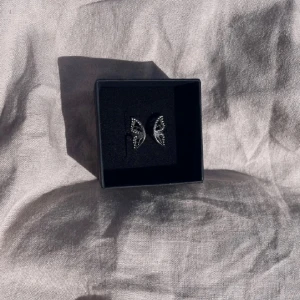 Alice ring rostfri  - 45kr/st, i 201 Stainless steel,  finns flera i lager😊 kolla gärna in min instragram där jag främst sköter försäljningen 🤍 fler liknande smycken hittar ni på min sida 🥰