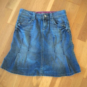 Medellång Jeanskjol  - Säljer för att den är lite för liten för mig🤞Men den är jättefin och i mycket bra skick!💕