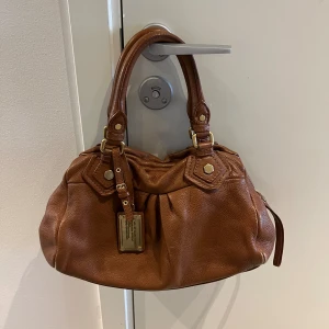 Marc Jacobs väska  - Marc Jacobs väska i använd skick, defekter förekommer (skriv privat för bilder) och ingen lång justerbart band medföljer då jag fick inte med den🩷