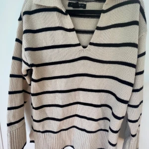 Randig tröja  - Denna randiga tröja säljer jag nu💘 Tröjan är väldigt skön och luftig, det finns även två slitsar längts ner på tröjan som en fin detalj💗 Tröjan är ganska stor i sin storlek så jag tror att det skulle passa en S också! Hör av er vid intresse🎀💓