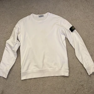 Stone island sweatshirt - Säljer nu min stone island tröja då den knappt används. Den är i nyskick och lite använd 100% äkta du kan kolla CLG tagen om du inte tror på de. Kan gå ner i pris lite vid snapp och enkel affär 