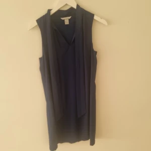 Klänning - Den är lite öppen vid bröstet