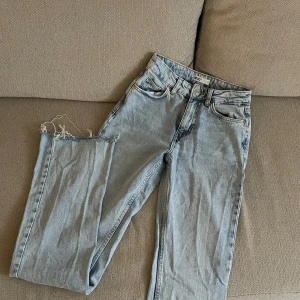 Ljus blåa jeans - Från Gina tricot, sitter så snyggt på med en liten bootcut/flare vid fötterna 😍