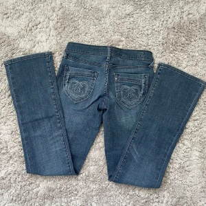Blå lågmidjade jeans💗 - Snygga jeans med låg midja och söt design på fickorna💕. Säljer pga de är lite för korta för mig som är 173cm, bild 2 och 3 är från förra ägaren som är 160cm (midjemått- 36cm, innerbenslängd- 82cm). Jag åker iväg den 25 juli så köp gärna innan.💗