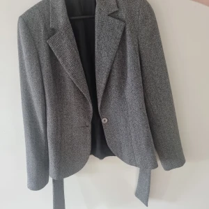 Set - Utsvängda kostymbyxor med en väst och kavaj till