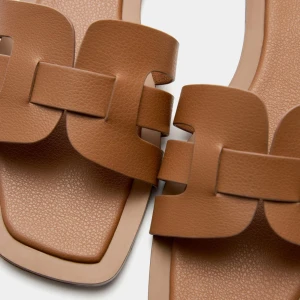 Bruna sandaler - Bruna sandaler i 37 från pull&bear, använda en gång