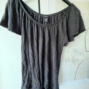 Svart blus  - En tunn svart blus säljer jag nu!🎀 Denna blus är inte andvänd så jättemycket💓 Super fin och härlig blus passar till allt💘 Hör av er vid intresse!💞