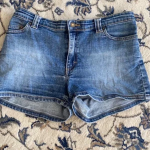 H&M jeansshorts  - Jeansshorts storlek S och justerbara