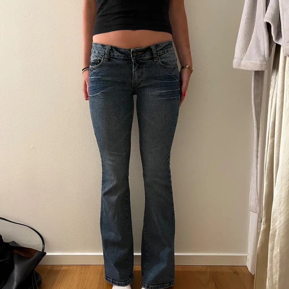 Low waist jeans blå jätte snygga aldrig använt, köpta här på Plick!💕💕. Jeans & Byxor.