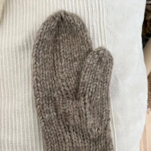 Tumvantar beige, S, alpacka/mohair - Tumvantar stickade i alpacka och mohair. Garnpris 200 kr. Perfekt för vintern. Säljer även flera mössor och vantar. Stor utrensning, se profil för fler kläder från stories/Adoore/ganni/djerf
