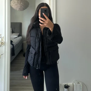 Väst  - Väst med fickor, storlek S i nyskick 