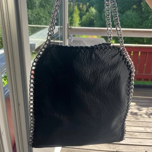 Stor Tiamo väska - En stor Tiamo väska som har använts några få gånger.  Ordinarie pris 599kr